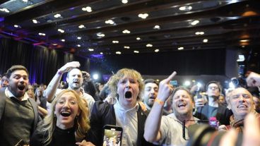 Votantes y militantes de Javier Milei en el búnker del hotel Libertador de Buenos Aires.