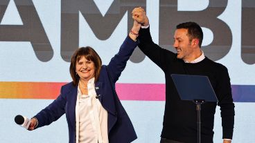 Patricia Bullrich y Luis Petri, en el escenario del búnker de Parque Norte.