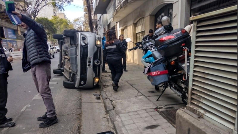 Uno de los autos quedó dado vuelta en plena calle.