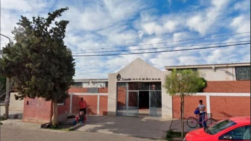 Frente de la escuela donde ocurrió el misterioso acontecimiento