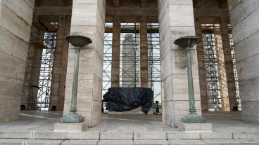 Así se ve ahora el Monumento con la llama cubierta.