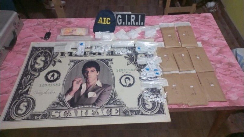 Tony Montana, de usual aparición en Rosario, apareció en los pueblos del Departamento Caseros.