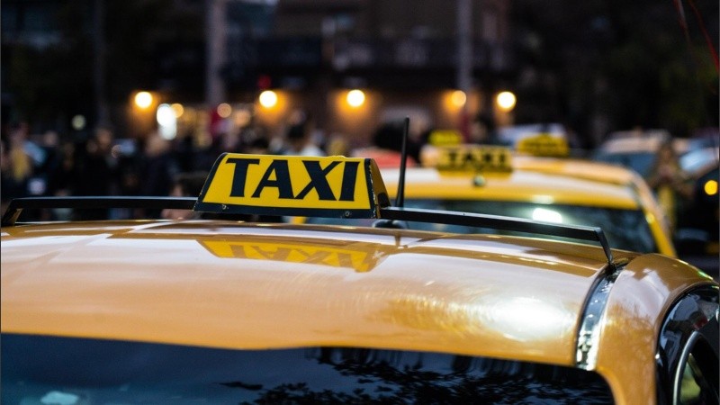 Desde este viernes a la noche entraron en vigencia los nuevos valores para taxis y remises en la ciudad.