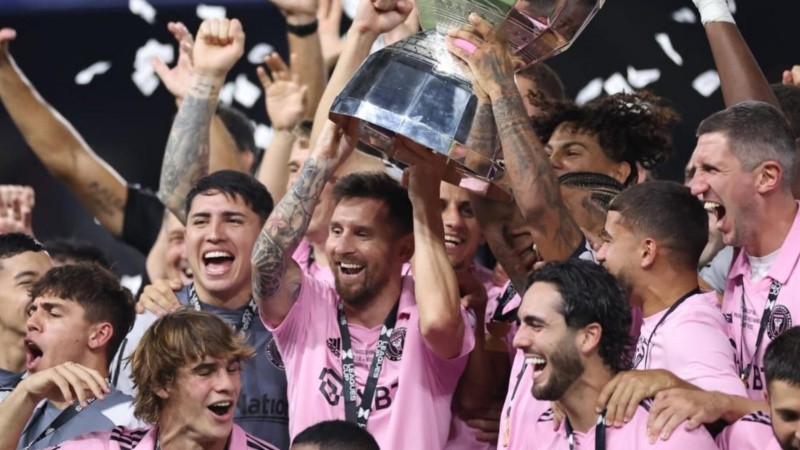 Leo feliz levantando otro trofeo en su carrera