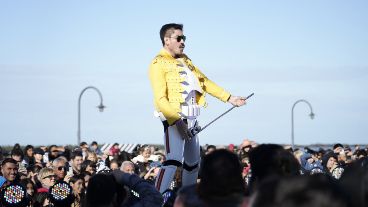 El concurrido desfile de cosplay en cierre en la convención de historietas junto al río.