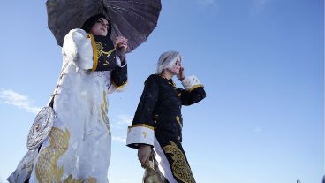 El concurrido desfile de cosplay en cierre en la convención de historietas junto al río.