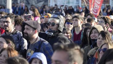 El concurrido desfile de cosplay en cierre en la convención de historietas junto al río.