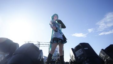 El concurrido desfile de cosplay en cierre en la convención de historietas junto al río.