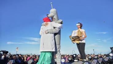 El concurrido desfile de cosplay en cierre en la convención de historietas junto al río.