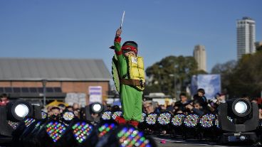 El concurrido desfile de cosplay en cierre en la convención de historietas junto al río.