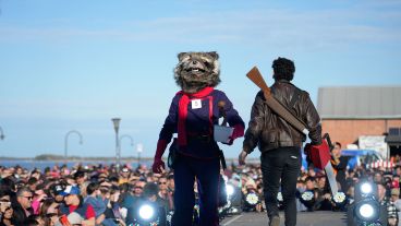 El concurrido desfile de cosplay en cierre en la convención de historietas junto al río.