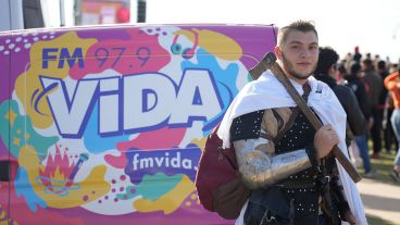 El concurrido desfile de cosplay en cierre en la convención de historietas junto al río.