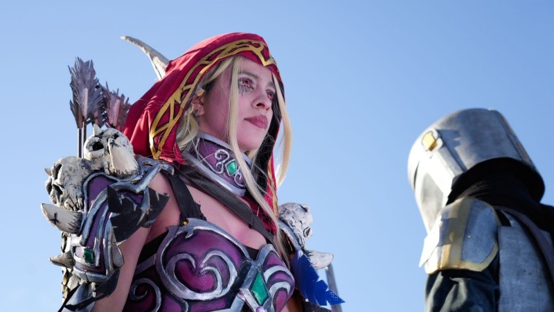 El concurrido desfile de cosplay en cierre en la convención de historietas junto al río.