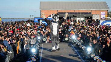 El concurrido desfile de cosplay en cierre en la convención de historietas junto al río.