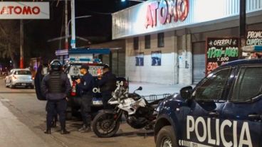 Un patrullero frente a súper de Buenos Aires.