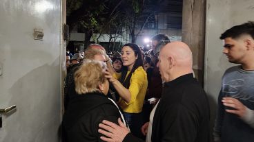 Leda le dio la bendición a la gente en la calle.