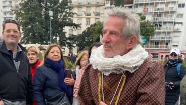 Alarcón en una de sus funciones de plaza Francia, junto a espectadores, donde busca generar dinero pero también "conciencia".