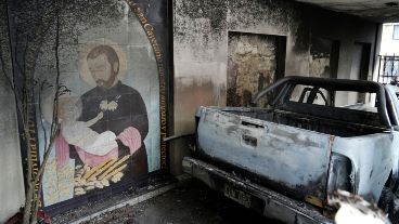 Las llamas avanzaron por el vehículo y afectaron también parte del inmueble.