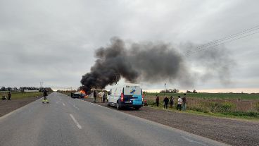 Uno de los vehículos se prendió fuego poco después de haber sido extraídos sus ocupantes.