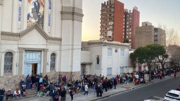 Los fieles expresaron su emoción al esperar las palabras de Leda mientras hacían cola.