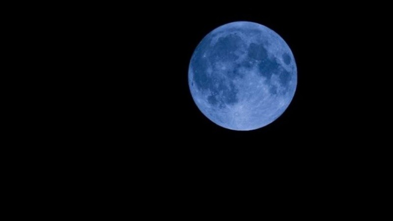 La llamada luna azul se queda entre nosotros hasta fin de mes.