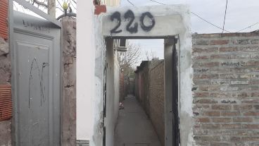 El pasillo y la puerta de la vivienda en Ameghino y Ayacucho.