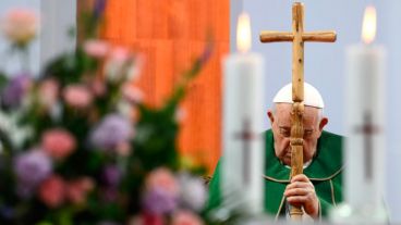 El papa en una misa multitudinaria en Ulán Bator.