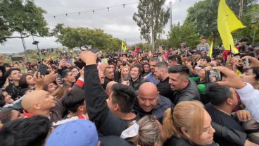 Milei en medio de una multitud, en un acto en La Rioja.