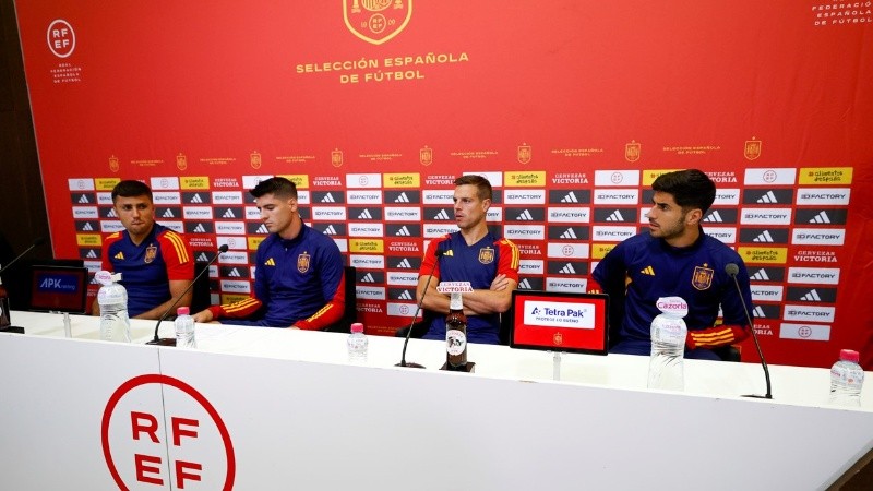 Los cuatro capitantes de la Roja brindaron una conferencia de prensa.
