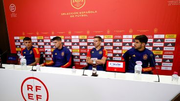 Los cuatro capitantes de la Roja brindaron una conferencia de prensa.