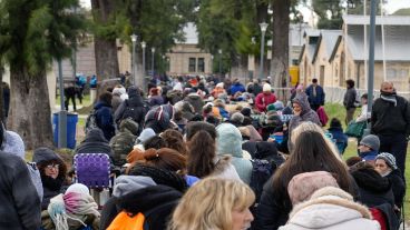 Los fieles esperan desde temprano la apertura de las puertas del predio.