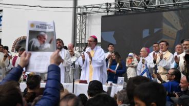 El padre Pepe y obispo Gustavo Carrara, vicario general de la arquidiócesis de Buenos Aires y responsable de la Pastoral de las Villas, lideraron la misa.