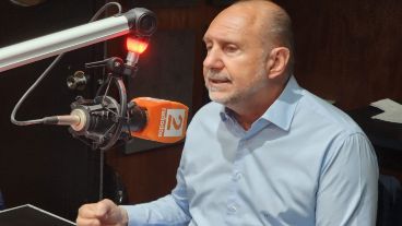 Omar Perotti visitó el estudio de Radio 2.