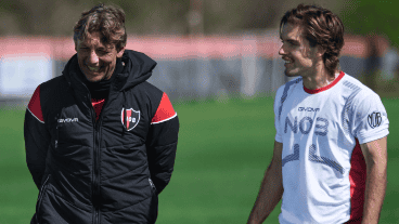 El técnico Gabriel Heinze con Guillermo May, uno de los cinco refuerzos.