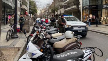 Frente al Shopping del Siglo. La postal de la fuerza federal que acompañó el comunicado.