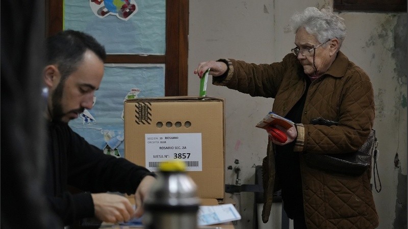 Durante la jornada miles de ciudadanos santafesinos emitieron su voto, y una mujer fue demorada por usar su celular.