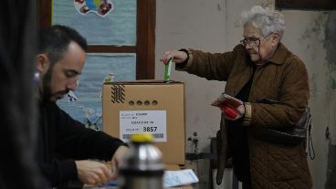 Durante la jornada miles de ciudadanos santafesinos emitieron su voto, y una mujer fue demorada por usar su celular.