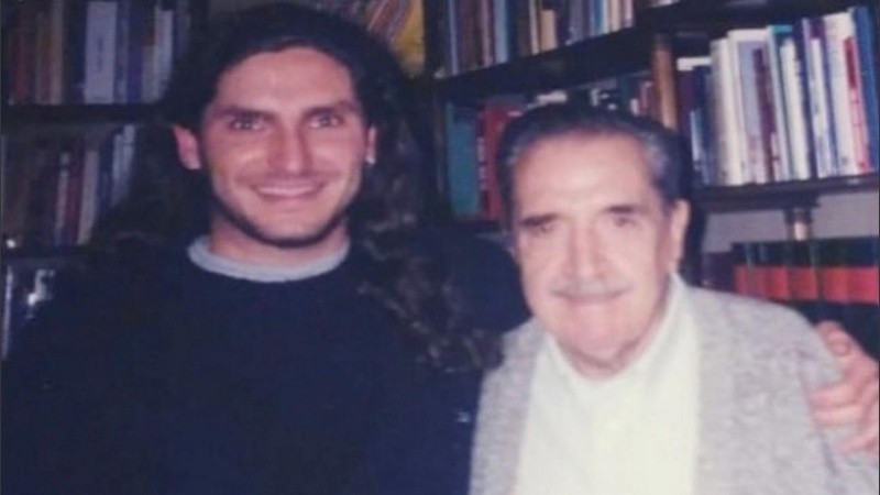 Pullaro y Alfonsín en la biblioteca del departamento del ex presidente en Buenos Aires.