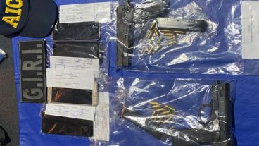 Armas secuestradas en la casa del presunto sicario.