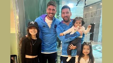 Los cracks campeones del mundo con las tres hijas de Lampe, conocido en el fútbol argentino.