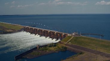 La represa binacional quedó en medio de la disputa entre ambos países.