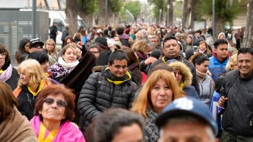 Mucha gente espera la bendición de Leda.