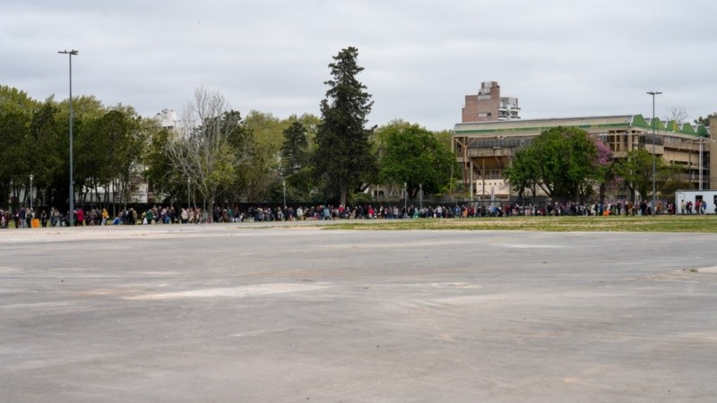 Miles de personas esperaban con abrigos por la ceremonia de Leda.