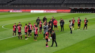 Los chicos de la reserva de Newell's en el campo de juego para un partido que no se jugó