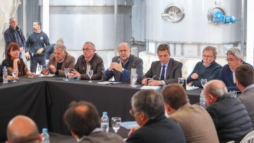 Sergio Massa y Omar Perotti durante la visita del ministro de Economía y candidato a presidente, a Santa Fe, en el marco de la campaña electoral.