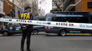 La persecución terminó cuando uno de los móviles policiales interceptó al ladrón que iba en la camioneta.