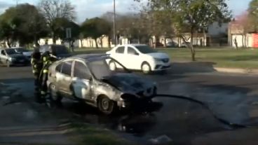 A pesar de la llegada de los bomberos que neutralizaron el incendio, el daño fue total, y la mujer resultó con algunas heridas.