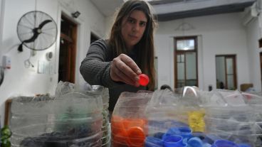 Los diferentes trabajadores del Taller separan las tapitas por colores.