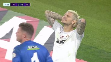 Icardi se agarra la cabeza porque no lo puede creer.