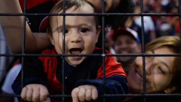 Pura pasión: unas 30 mil personas apoyan a la Lepra antes del clásico.